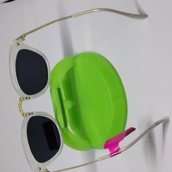 Betsey Johnson Faux Oyster Shell White Sunglasses - Picture 2 of 4